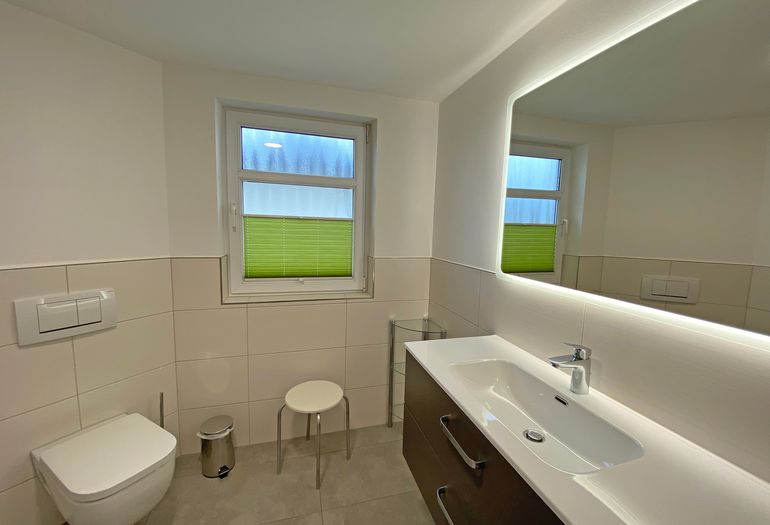 Badezimmer mit Waschbecken Badezimmer mit Waschbecken