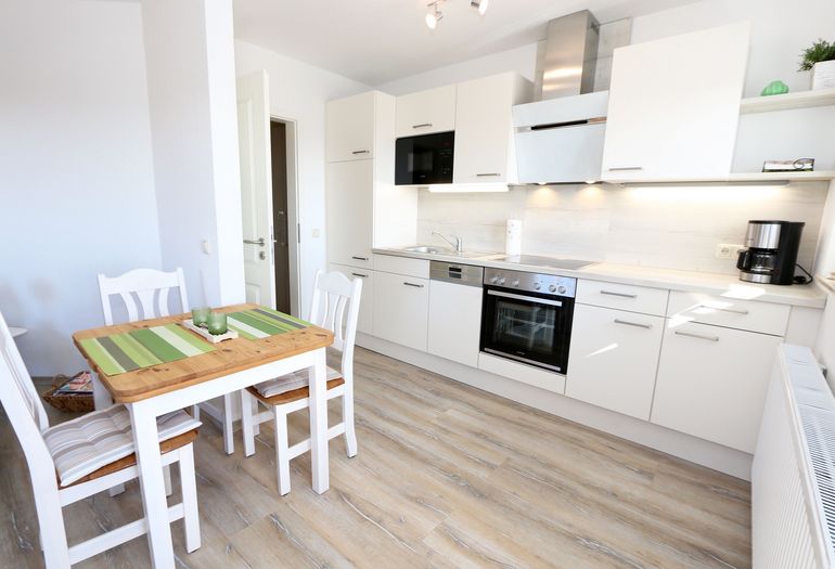 offene Küchenzeile zum Wohnbereich