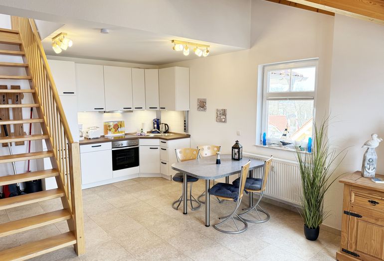 moderne Küchenzeile mit Esstisch