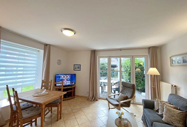 Wohnzimmer mit Esstisch und TV