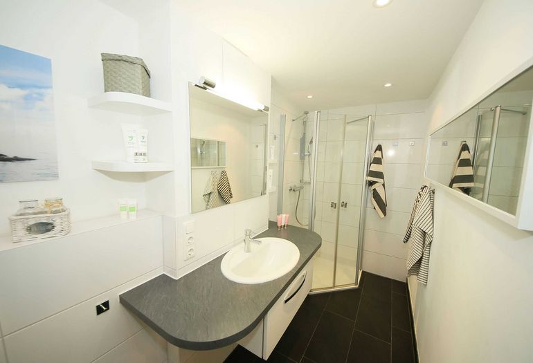 modernes Badezimmer mit Dusche