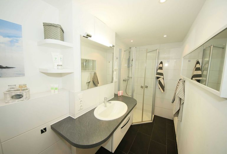 modernes Badezimmer mit Dusche