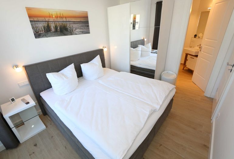 erstes Schlafzimmer mit Kleiderschrank und kleinem Bad erstes Schlafzimmer mit Kleiderschrank und kleinem Bad