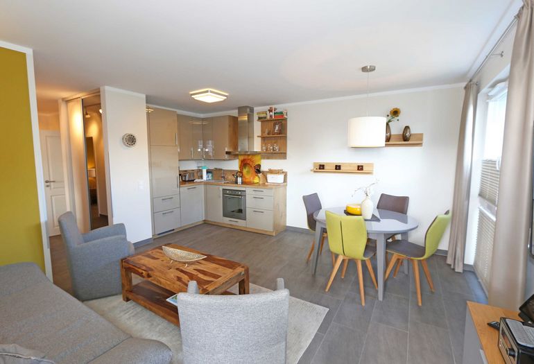 Wohnzimmer mit Blick zur Küchenzeile