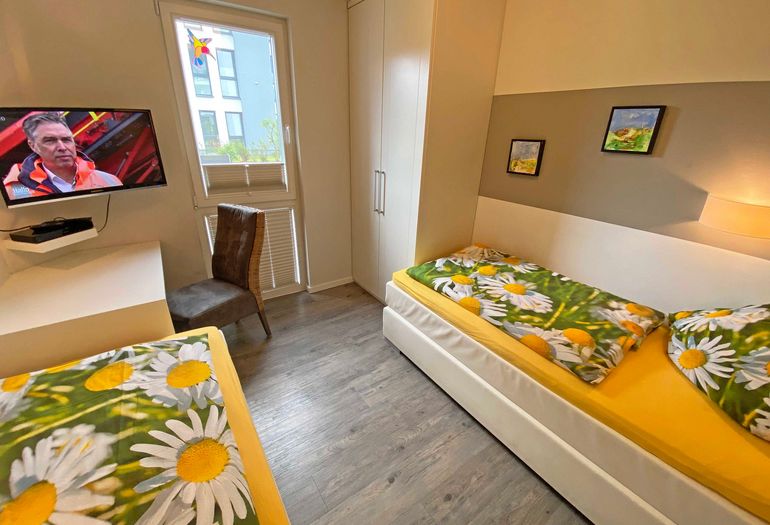 2. Schlafzimmer mit TV