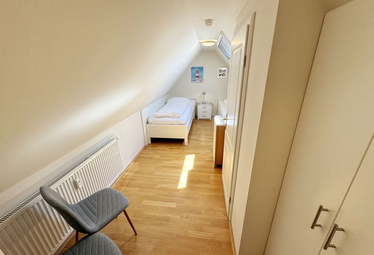 2. Schlafzimmer mit Kleiderschrank 2. Schlafzimmer mit Kleiderschrank