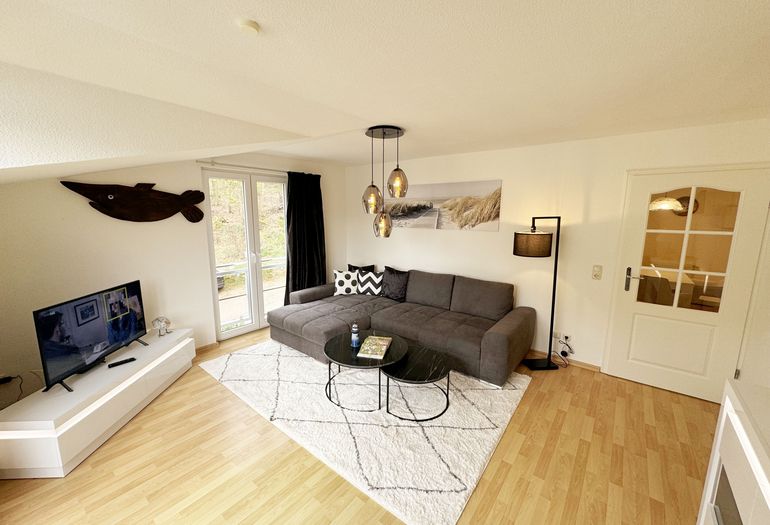 gemütliche Couchecke mit TV-Gerät