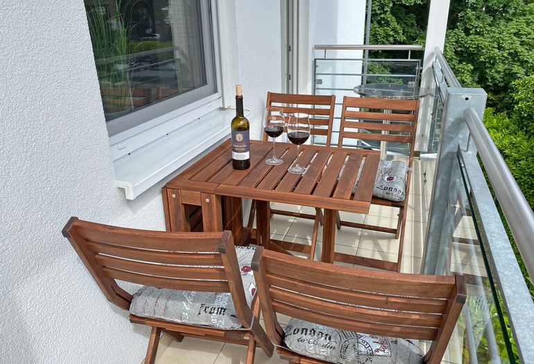 Balkon mit Bestuhlung in ruhiger Lage