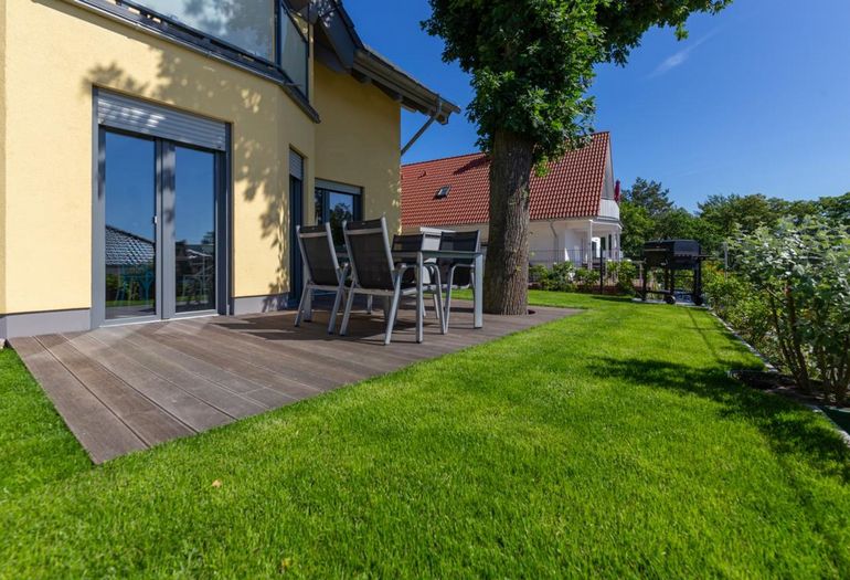 bestuhlte Terrasse mit Blick ins Grüne