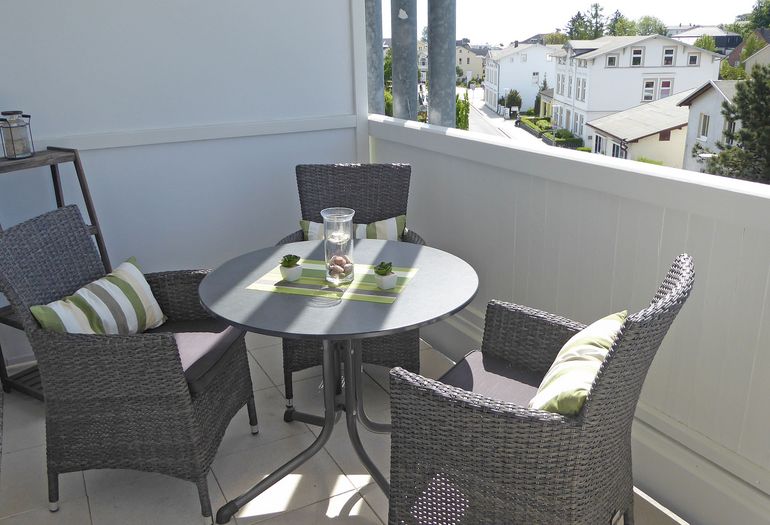 bestuhlter überdachter Balkon bestuhlter überdachter Balkon
