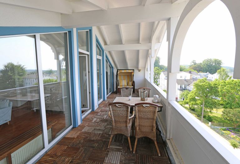 bestuhlter Balkon
