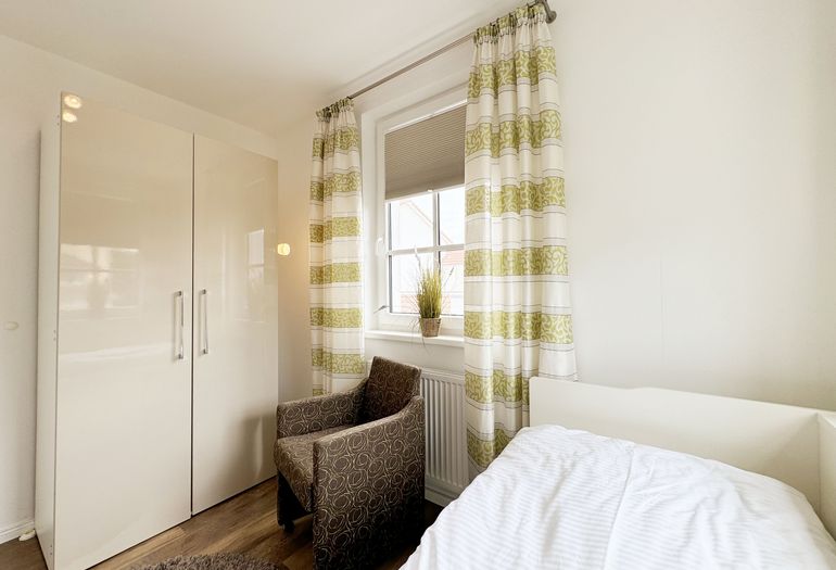 2.Schlafzimmer mit Kojenbett und Kleiderschrank