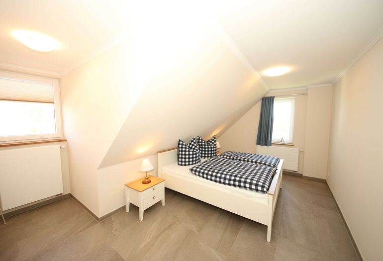Schlafzimmer mit Doppelbett