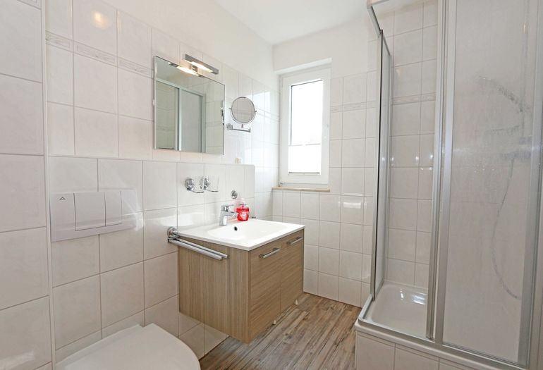 Badezimmer mit Dusche, WC und Waschbecken Badezimmer mit Dusche, WC und Waschbecken