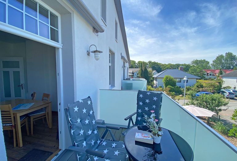 bestuhlter Balkon mit Blick ins Grüne