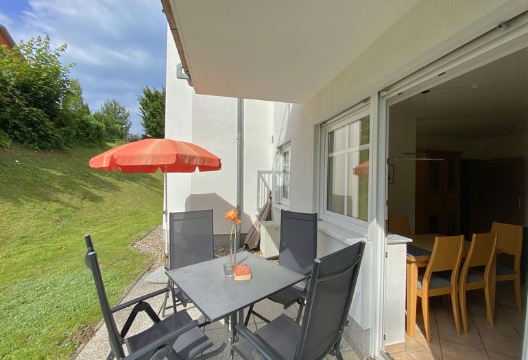 bestuhlte Terrasse mit Sonnenschirm