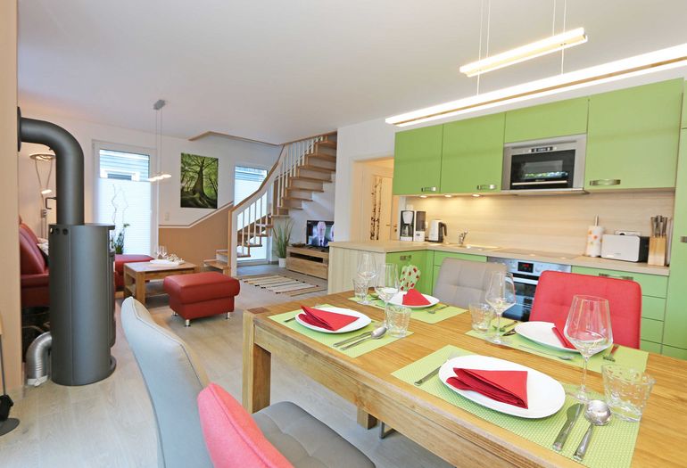 großer Wohn-/Essbereich mit Kamin