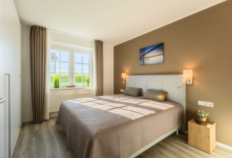 Schlafzimmer mit Doppelbett