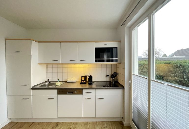 Küchenzeile mit Mikrowelle