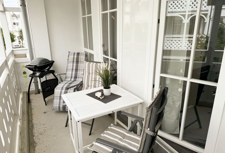 Balkon mit kleiner Grillmöglichkeit Balkon mit kleiner Grillmöglichkeit