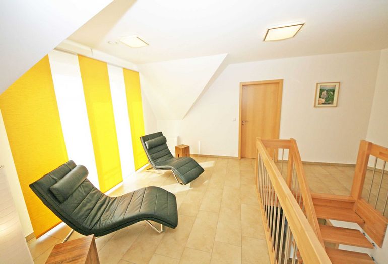 helle Galerie mit 2 Relaxstühlen