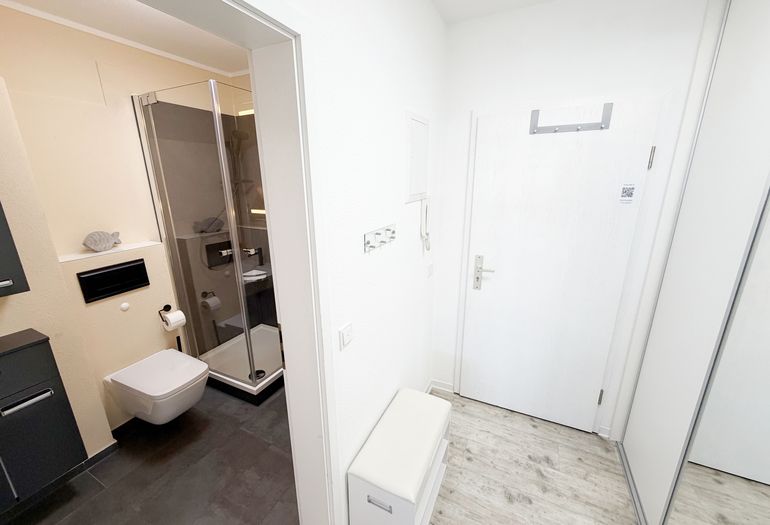 Eingangsbereich mit Blick in das innenliegende Badezimmer
