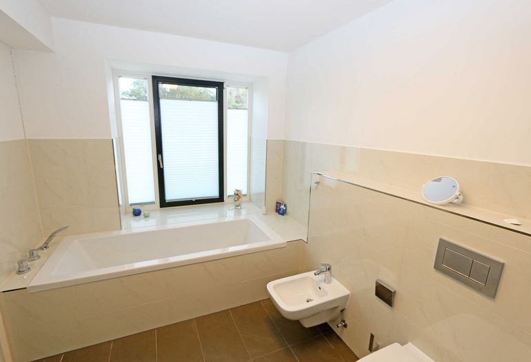 Badezimmer mit Badewanne Badezimmer mit Badewanne