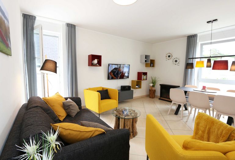 Wohnzimmer mit gemütlicher Couch Wohnzimmer mit gemütlicher Couch