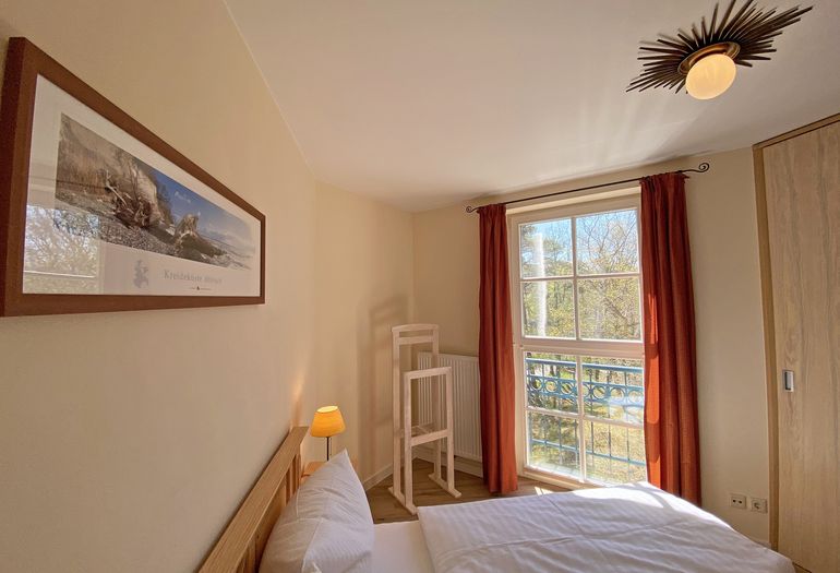 Schlafzimmer mit Doppelbett und Kleiderschrank Schlafzimmer mit Doppelbett und Kleiderschrank