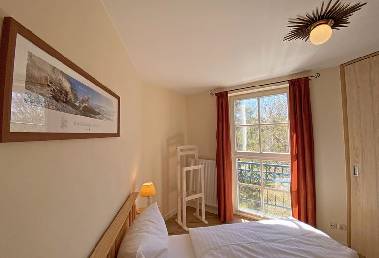 Schlafzimmer mit Doppelbett und Kleiderschrank Schlafzimmer mit Doppelbett und Kleiderschrank