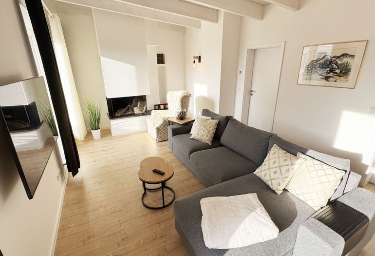 Couchecke mit Blick zum Gaskamin