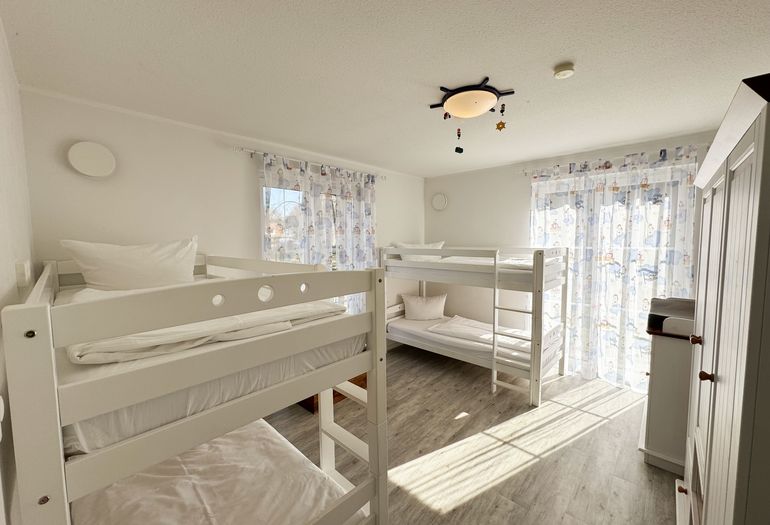 Zwei einzeln stehende Etagenbetten