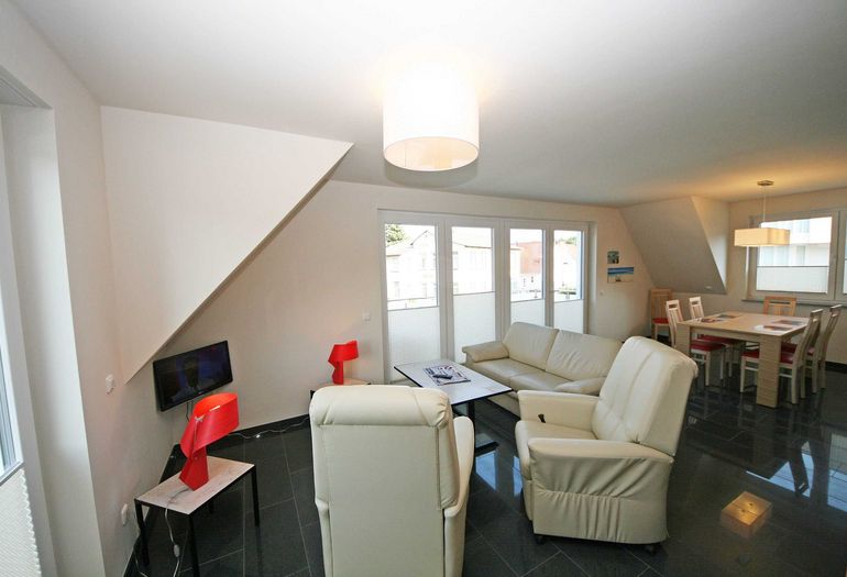 Wohnzimmer mit moderner Couch Wohnzimmer mit moderner Couch