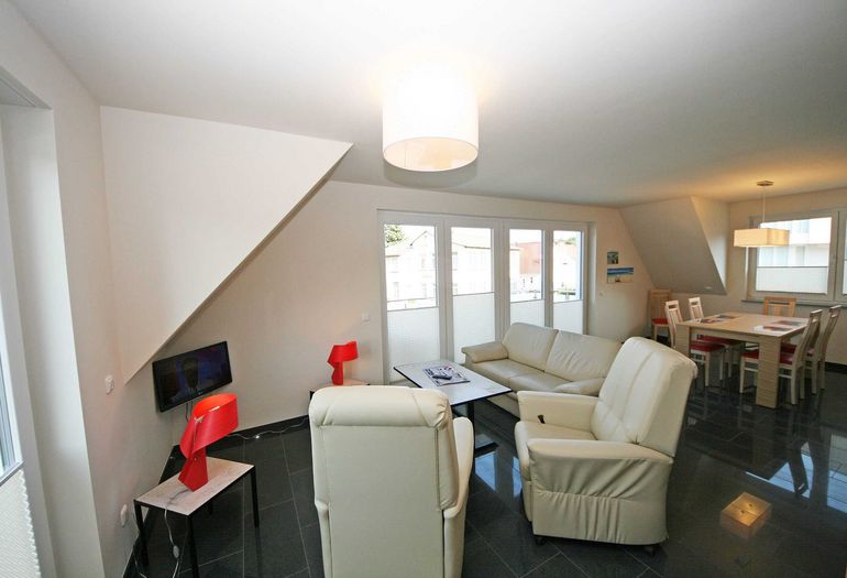 Wohnzimmer mit moderner Couch