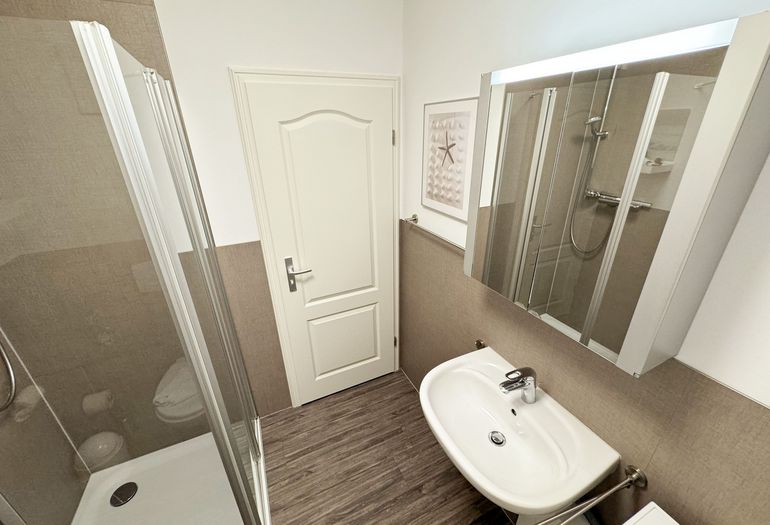 Badezimmer mit Waschbecken und WC Badezimmer mit Waschbecken und WC