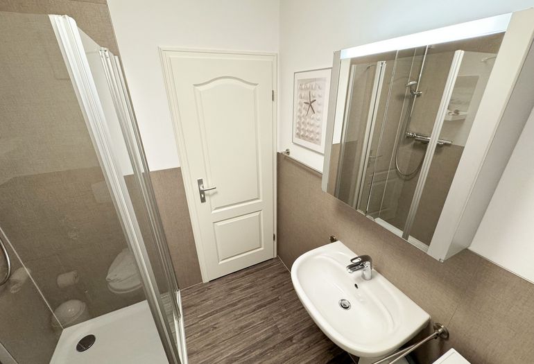 Badezimmer mit Waschbecken und WC