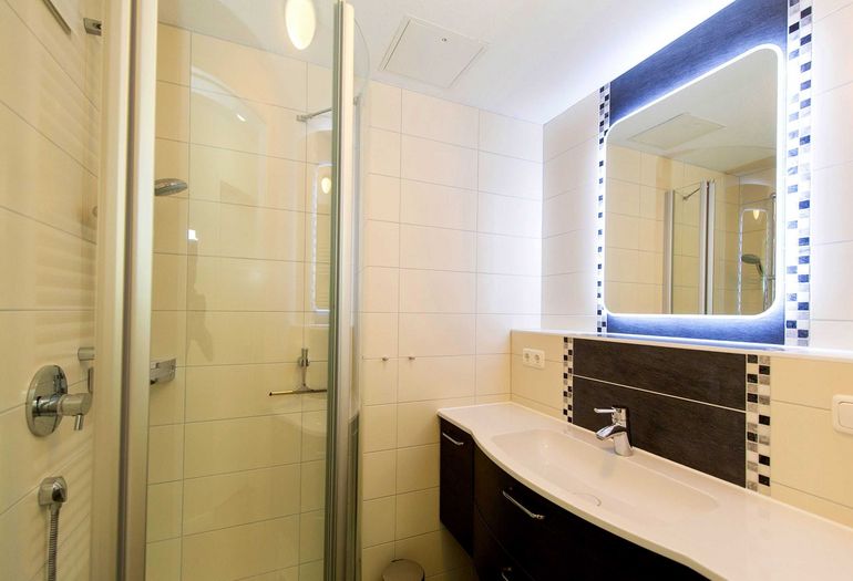 modernes Badezimmer modernes Badezimmer