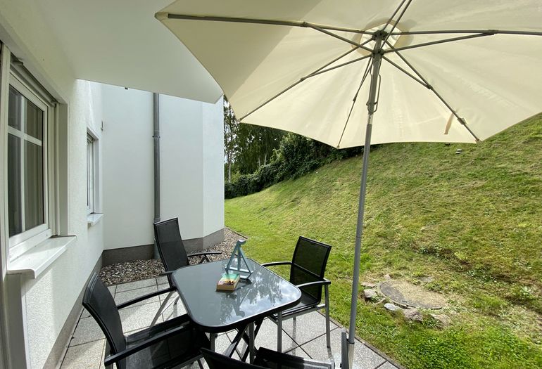 bestuhlte Terrasse nach hinten gelegen