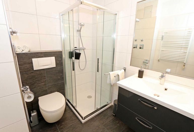 Badezimmer mit WC und Waschbecken