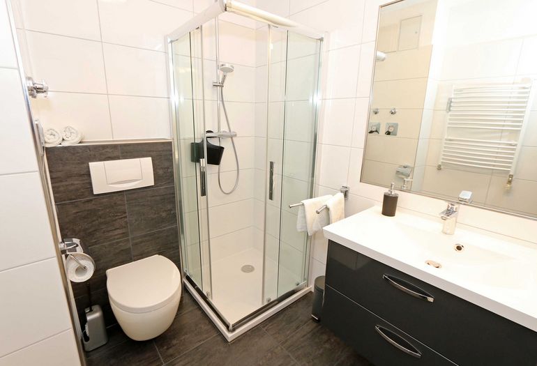 Badezimmer mit WC und Waschbecken Badezimmer mit WC und Waschbecken