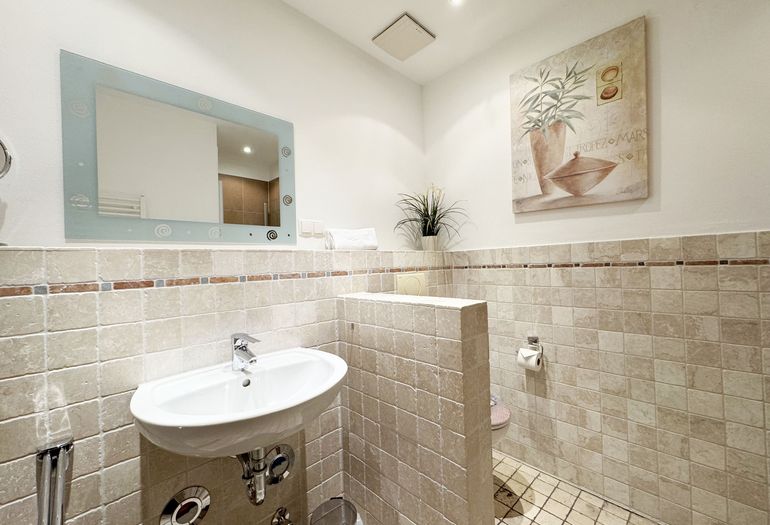 innenliegendes Badezimmer mit WC