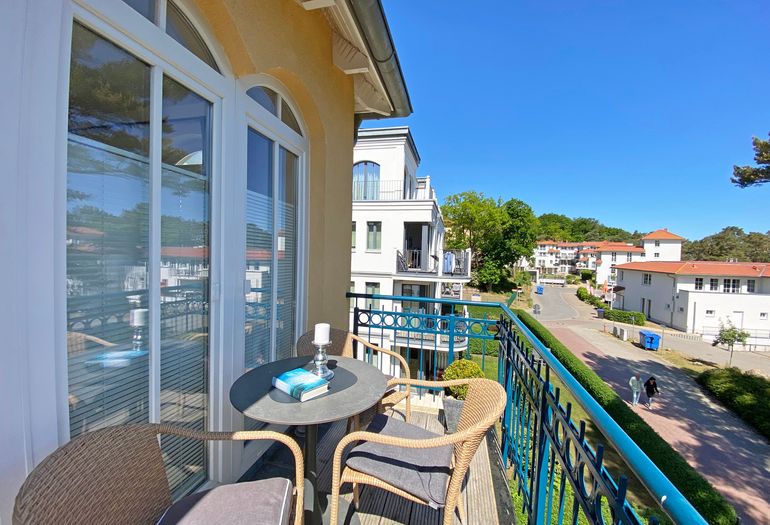 bestuhlter Balkon in ruhiger Lage