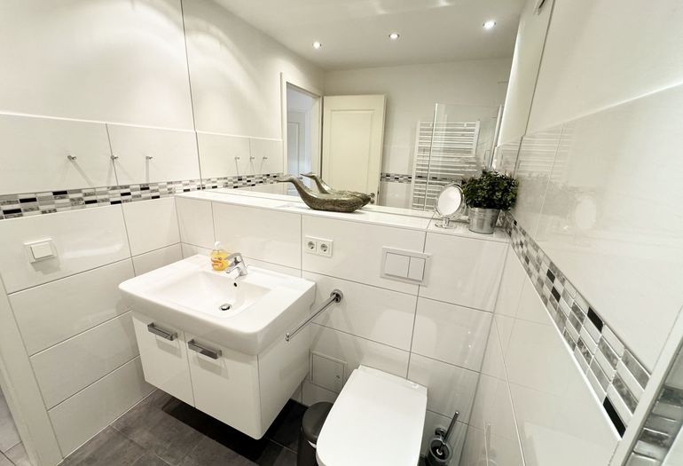 Haus Meeresblick WE A 1.10 modernes Duschbad mit ebenerdiger Dusche