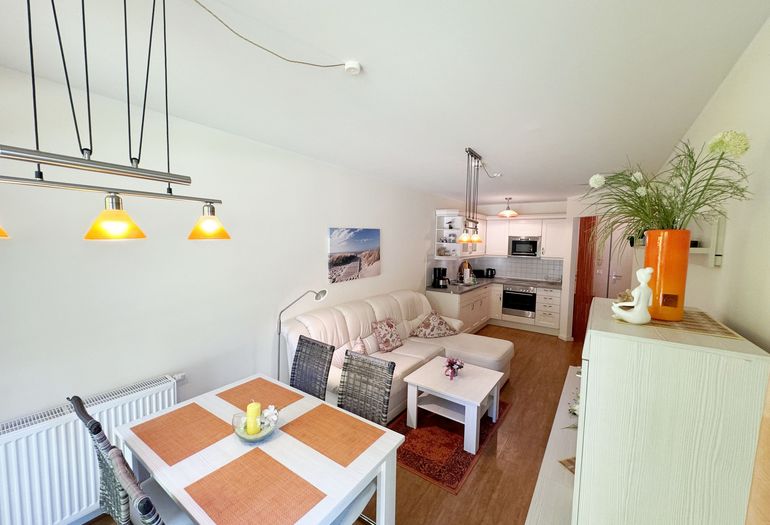 Essplatz mit Blick von der Balkontür