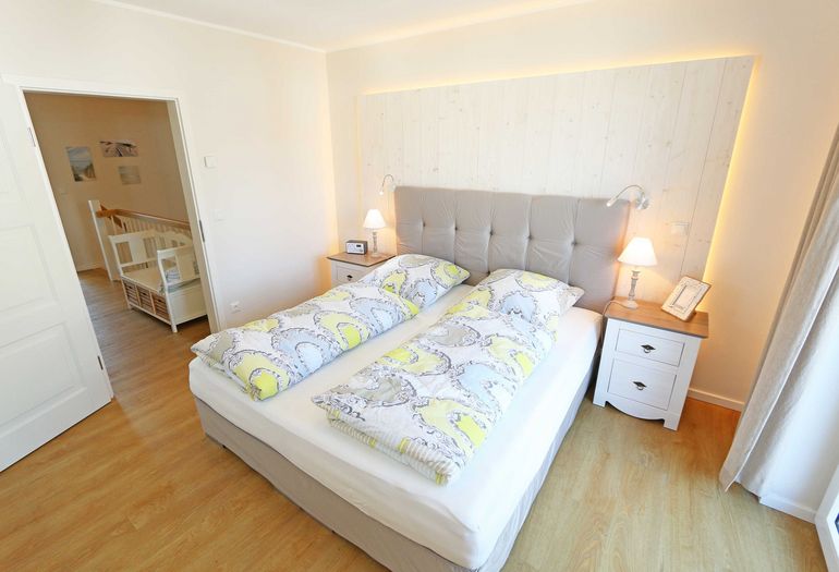2. Schlafzimmer mit Doppelbett und Kleiderschrank