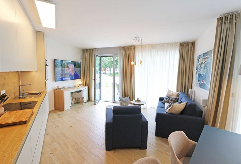 offener Wohn- und Essbereich mit Smart-TV