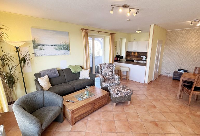 kombinierter Wohn-und Essbereich mit Küchenzeile