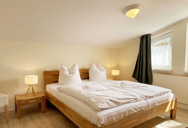 Schlafzimmer mit Dachschräge