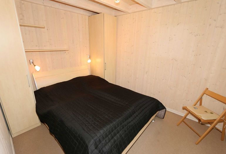 Schlafzimmer mit Doppelbett im Erdgeschoss Schlafzimmer mit Doppelbett im Erdgeschoss