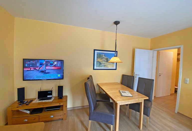 Esstisch mit TV Esstisch mit TV